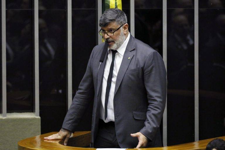 Deputado Alexandre Frota propõe abertura de crédito a casa noturna que evitar demissões